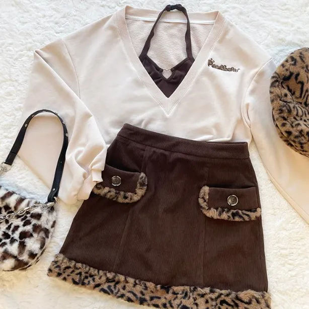 Outfit-Set: Sweater With V-Neck   Skirt With Leopard Pattern Hem