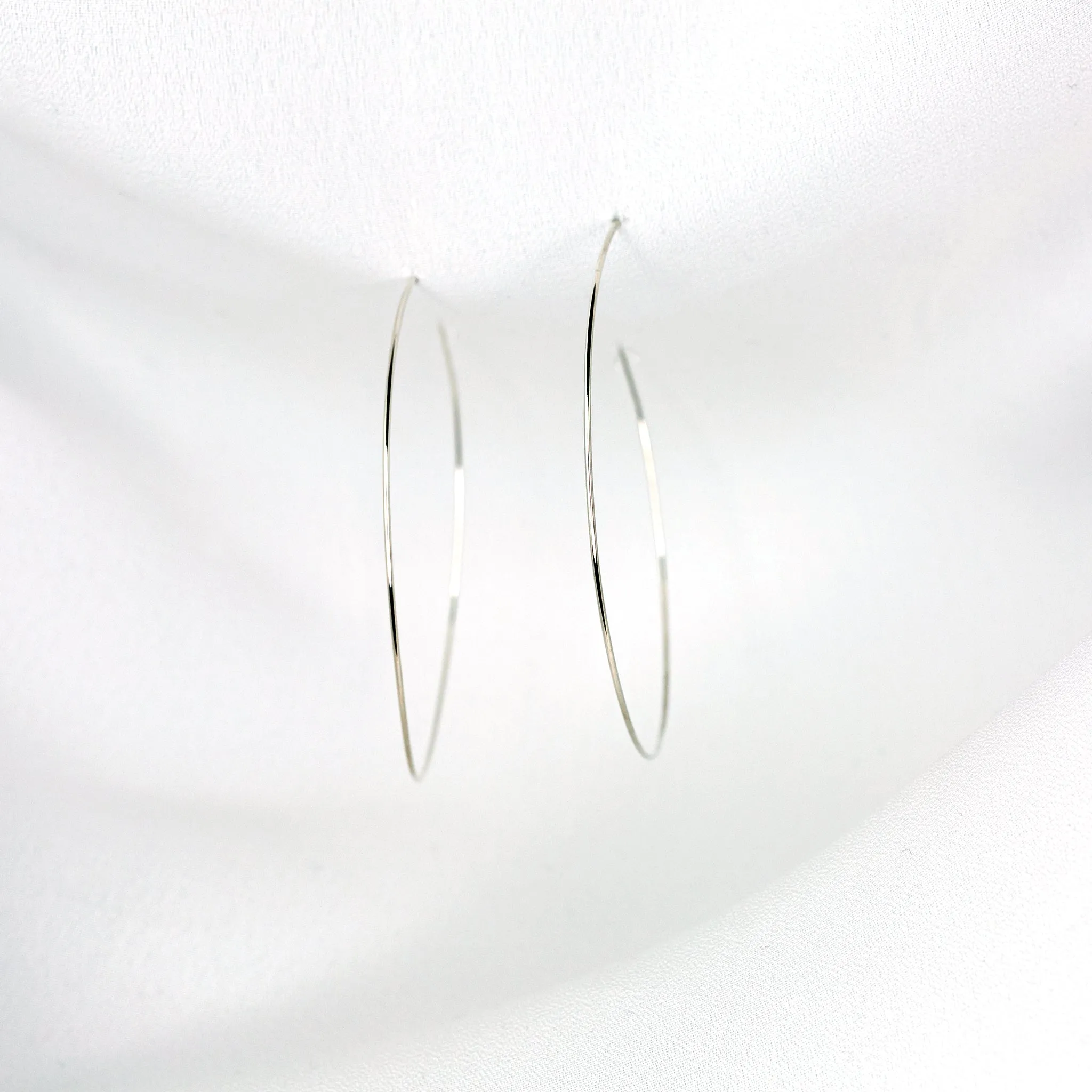 Weightless Medium Hoops